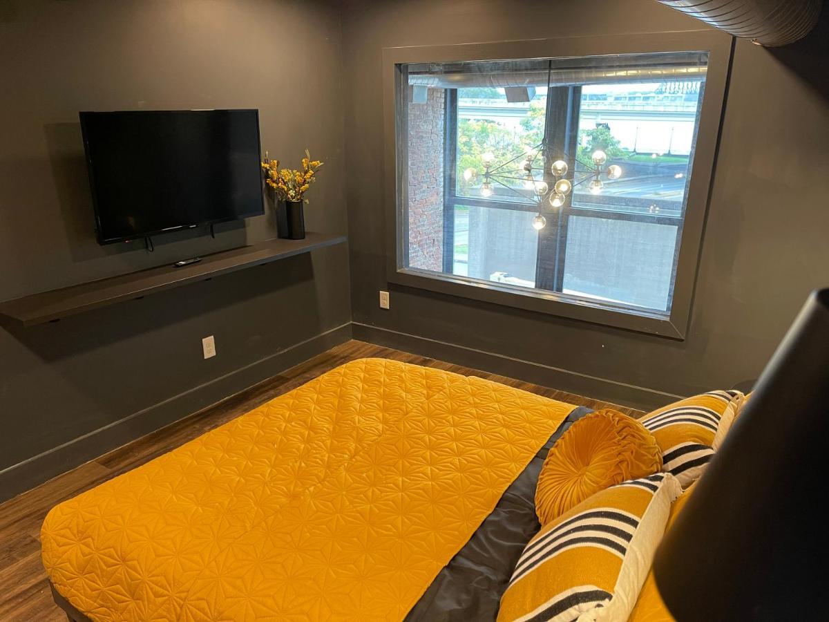 Apartment Derbycity Plush Loft Gather In Style By Hollyhock *