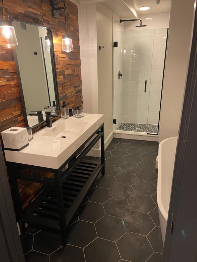 Apartment Derbycity Plush Loft Gather In Style By Hollyhock