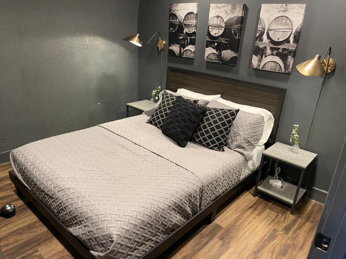 Apartment Derbycity Plush Loft Gather In Style By Hollyhock *